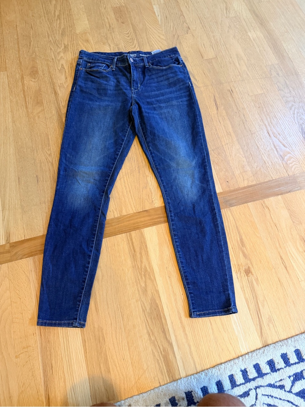 Women's Size 10 " Levi's Signature" Modern skinny Dark Blue Slim Jeans GUC